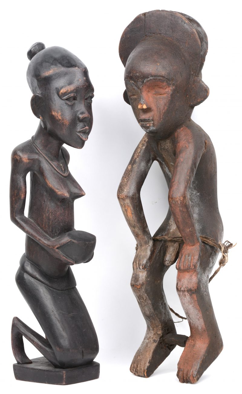 Een vrouw met pot en een hurkende man. Twee Afrikaanse beeldjes. DRC.
