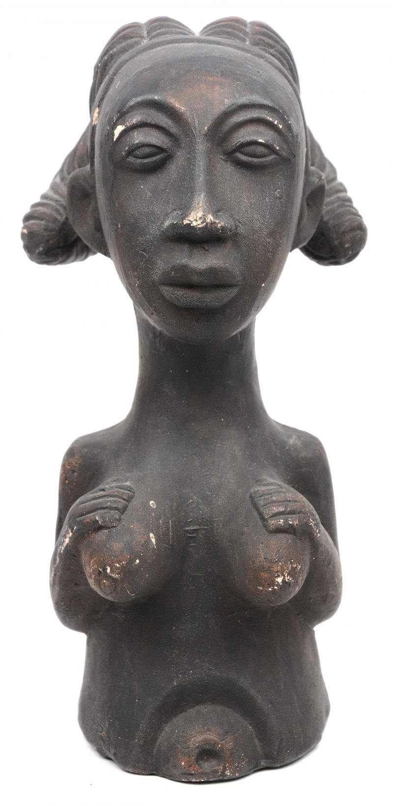 Een gipsen torso van een jonge vrouw met haarstrengen in de vorm van ramshoorns. DRC.