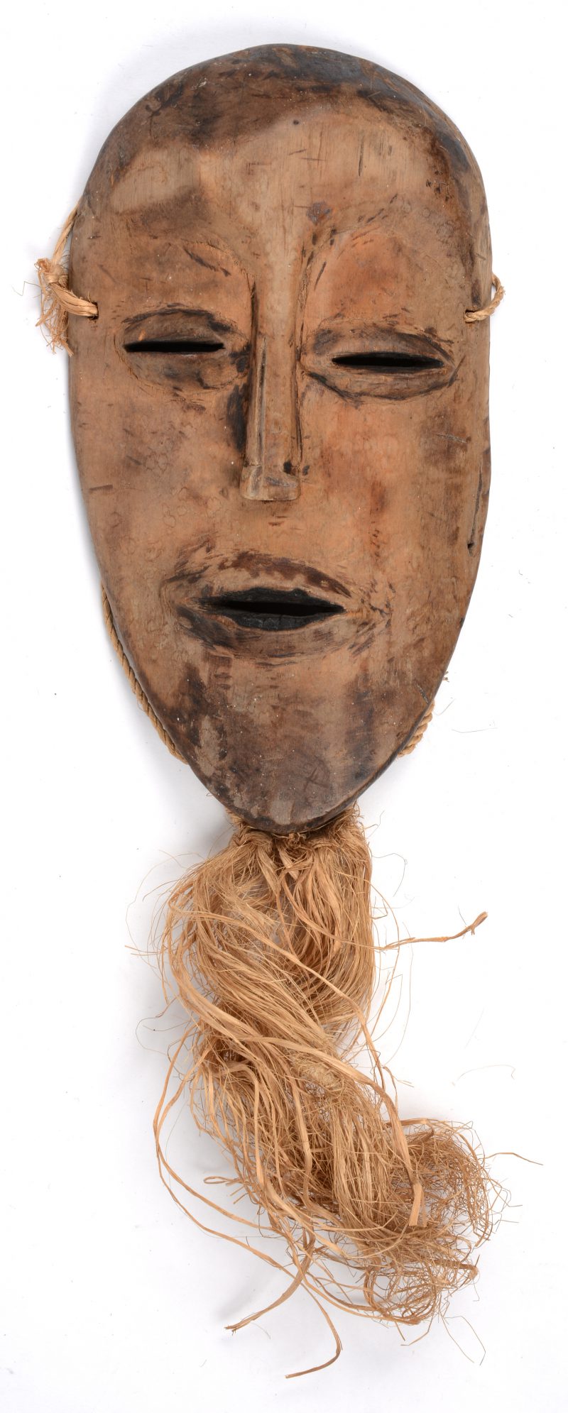 Klein Luba masker van licht hout en met baard van gras. DRC.