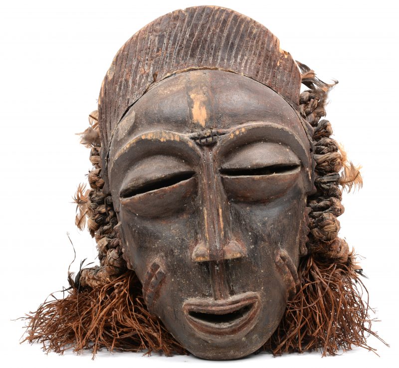Pwo. Een houten Tchokwe masker met rieten hoofdtooi. DRC.