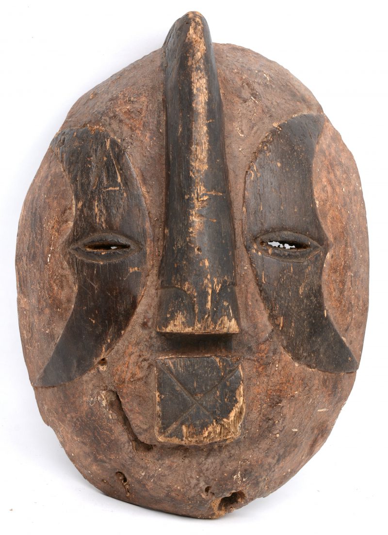 Een Luba masker van gekleurd hout. DRC.
