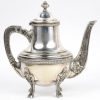 Een witmetalen koffie-en theeservies in Lodewijk XVIl-stijl, bestaande uit koffie-en theepot, melk-en suikerpot en een dienblad.