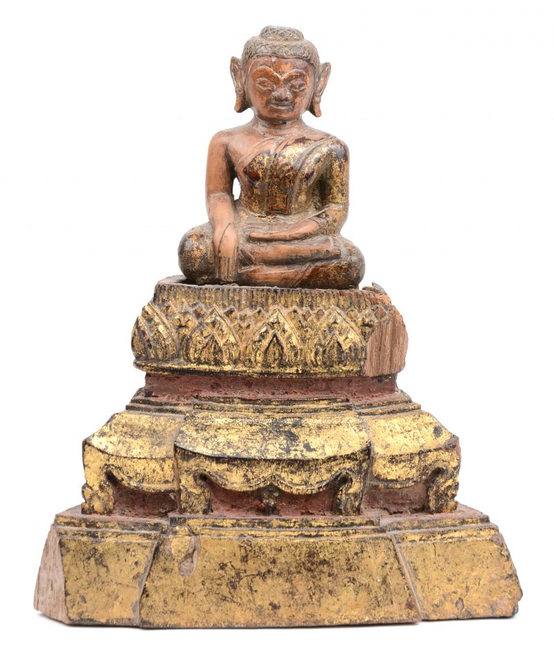 Een deels vergulde houten Boeddha.