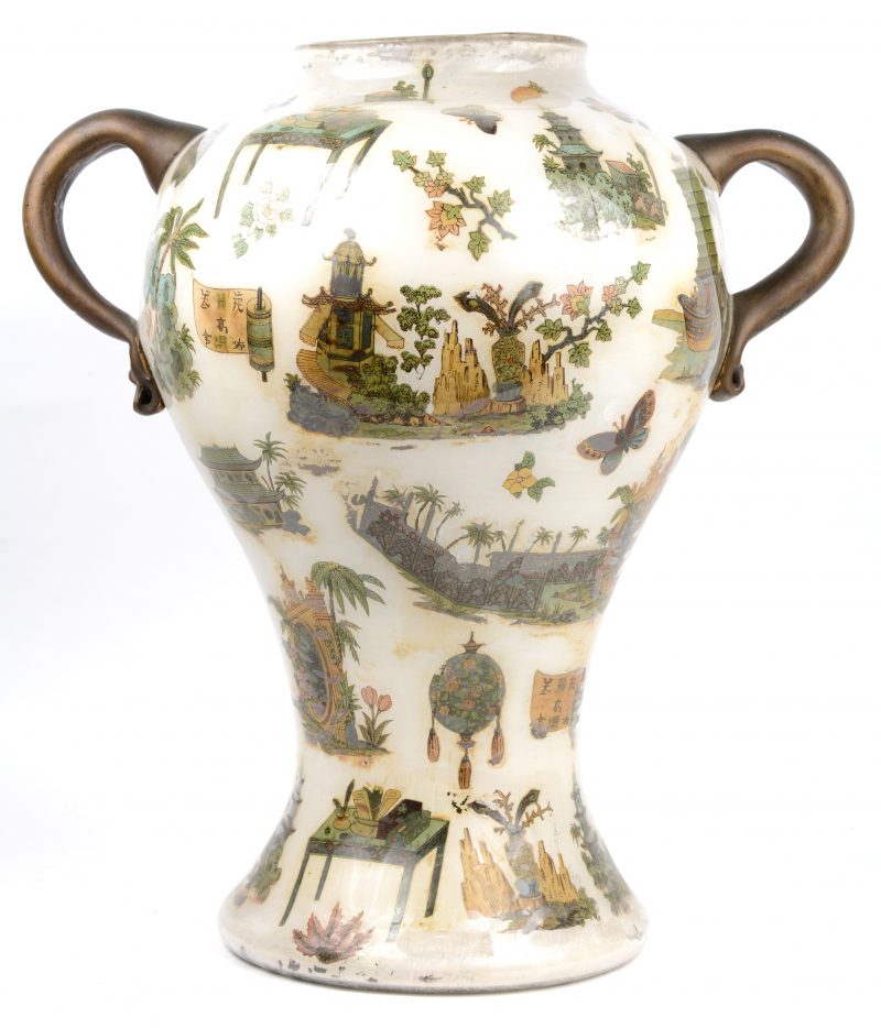Een Chinese glazen vaas met handgeschilderd decor van meubels, gebouwen en landschappen.