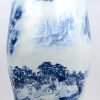 Een grote Chinees porseleinen vaas met blauw op wit landschapsdecor.