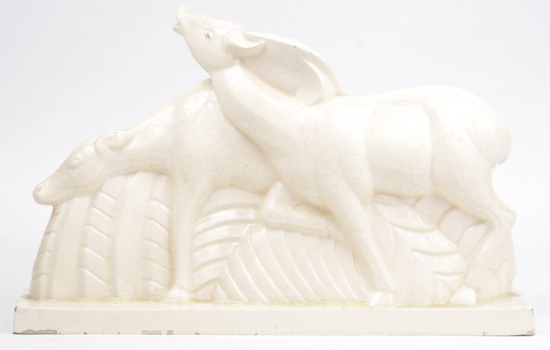 “Herten” Een art deco groep van gecraqueleerd aardewerk naar ontwerp van Charles Clemeanceau. Gesigneerd.