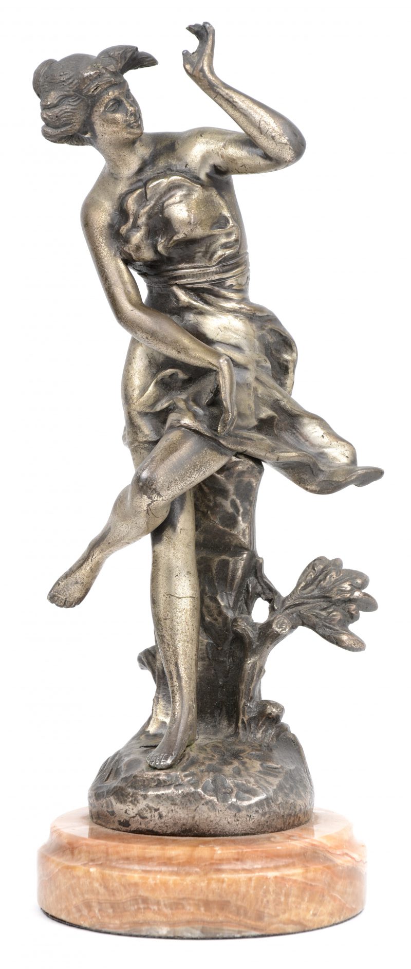 “Dansende jonge vrouw”. Een bronzen beeld op onyxen sokkel.