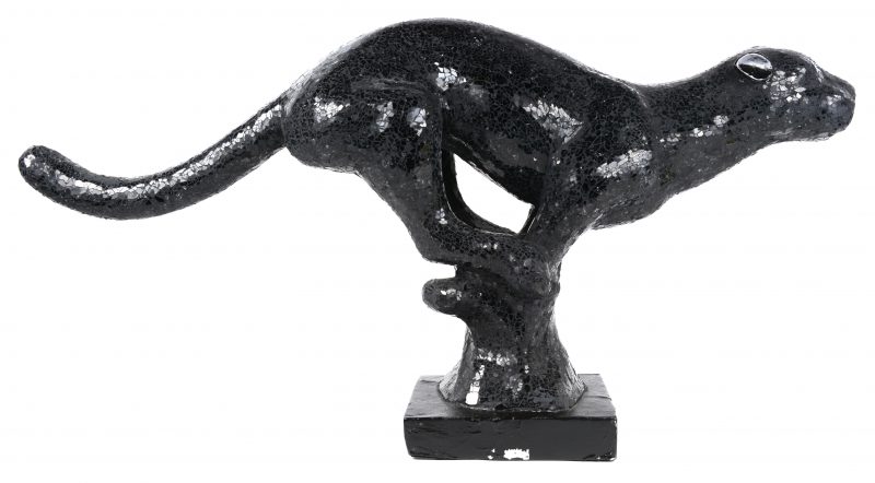 “Lopende panter” een modern beeld met zwarte glasfragmenten op laaster (?)