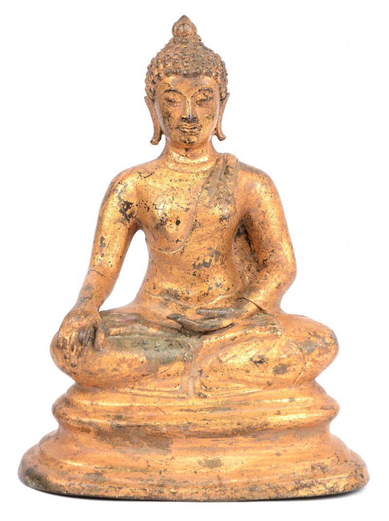 Een antieke met bladgoud vergulde bronzen Boeddha. Thailand.