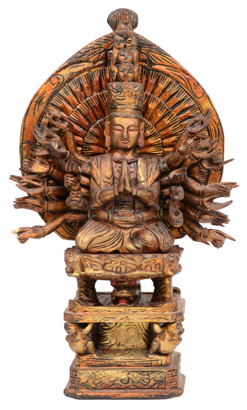 Een verguld houten beeld van een Quan Yin met duizend armen, als onderdeel van een Zushi-kastje. Japans werk.