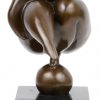 “Acrobate”. Een bronzen beeld op marmeren basis naar werk van Milo. Met bronsstempel.