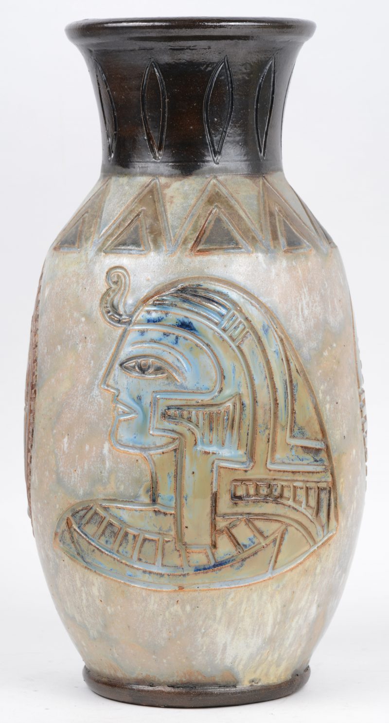 Een vaas meerkleurig geglazuurd steengoed met een oud- Egyptisch geïnspireerd decor. Onderaan gemerkt.