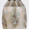 Een vaas meerkleurig geglazuurd steengoed met een oud- Egyptisch geïnspireerd decor. Onderaan gemerkt.