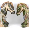Twee paardjes van meerkleurig geglazuurd aardewerk. Eén beschadigd aan het hoofd.