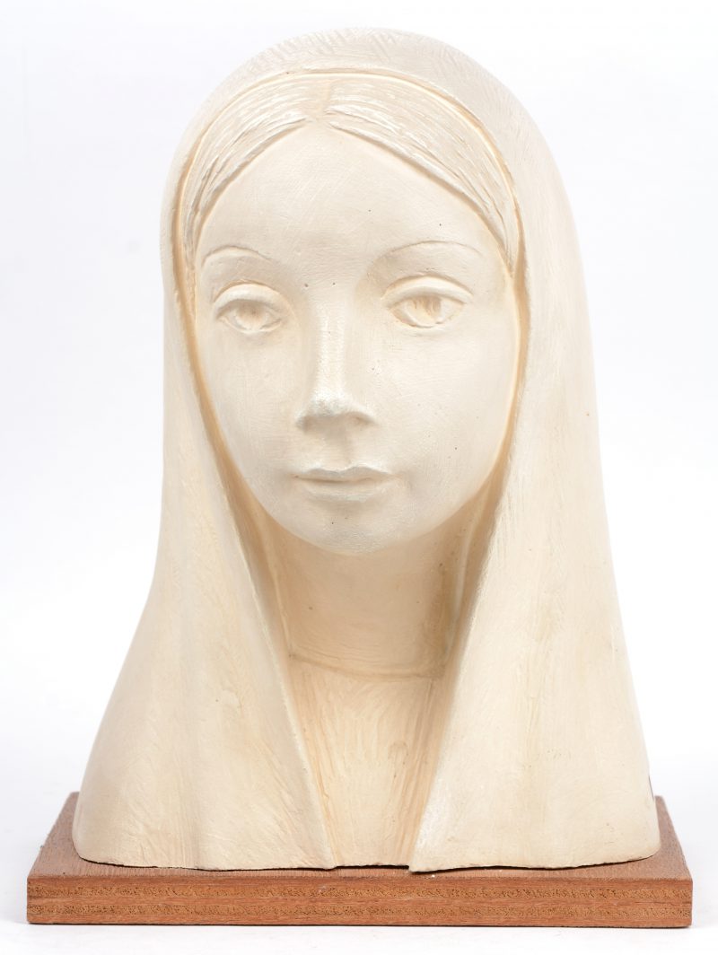 “Maria”. Een plaasteren beeld op houten voetstuk.