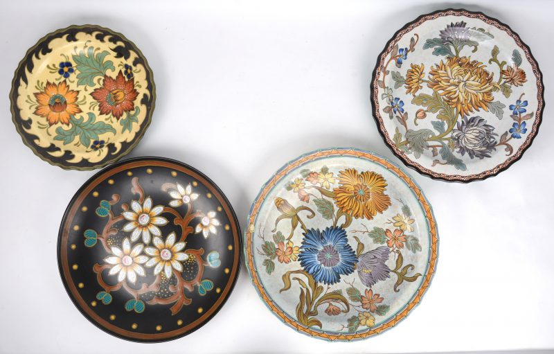 Vier verschillende schotels van Hollands aardewerk. Onderaan gemerkt.