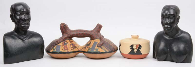 Een lot Afrikaanse kunst, bestaande uit een aardewerken pijp en een ebbenhouten heren- en damesbuste. We voegen er een Canadees aardewerken dekselpotje aan toe.