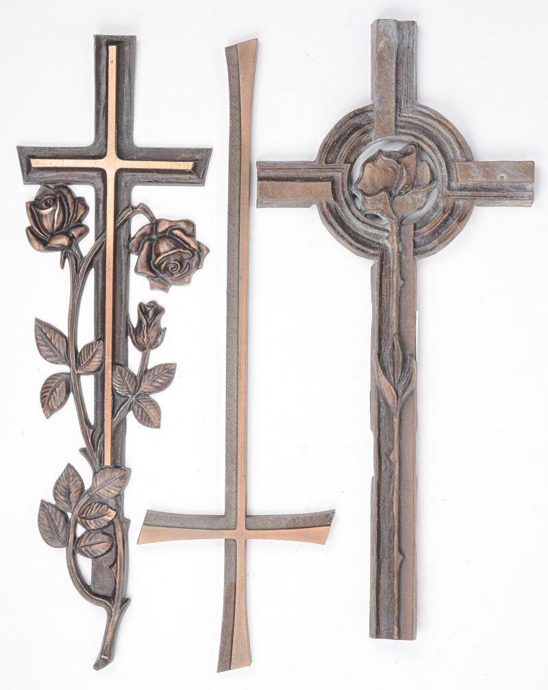 Een lot van drie bronzen kruisbeelden van grafstenen. Medio XXe eeuw.