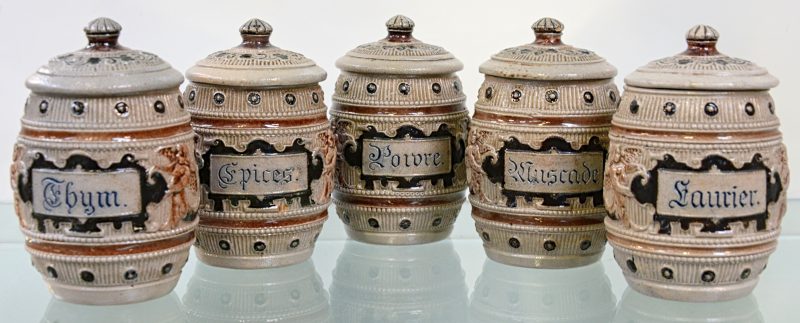 Vijf kruidenpotjes van meerkleurig Duits steengoed.