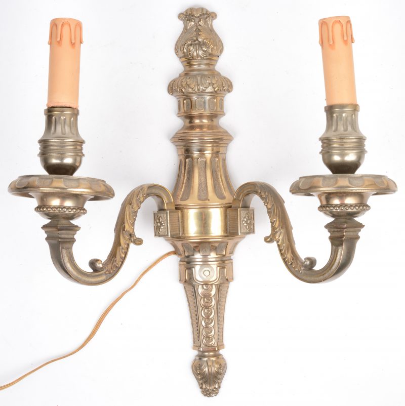 Een applique met twee lichtpunten in Lodewijk XIV-stijl. Op elektriciteit.