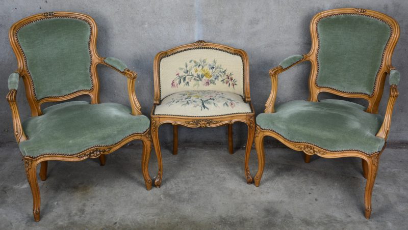 Een paar kleine Lodewijk XV fauteuils en een bijzetstoeltje met naaldwerk in dezelfde stijl.