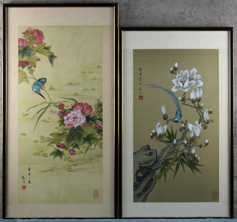 Twee handgeschilderde Chinese prenten van vogels op bloeiende takken. Gesigneerd.