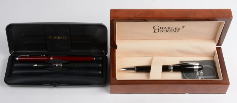 Een vulpen van Parker met twee navulbare vullingen en een balpen van Charles Dickens. Beide in origineel doosje.
