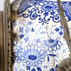 Een driedelig klokstel van blauw en wit aardwerk in koperen monturen. Vermoedelijk Frankrijk, omstreeks 1900. Pendule gebarsten.