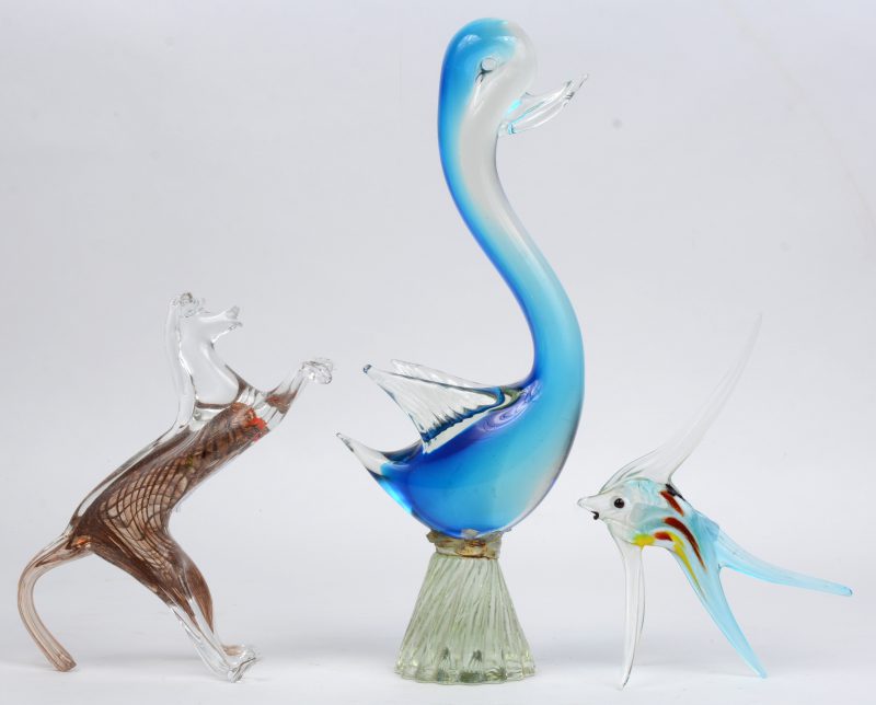 Drie diertjes van meerkleurig Muranoglas, bestaanbde uit een eendje ‘sokkel gelijmd, een hondje en een vis.