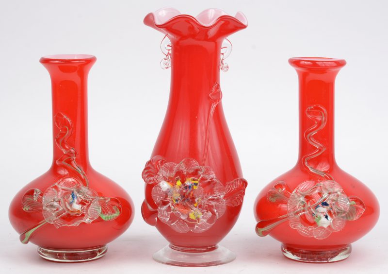 Een lot van drie vaasjes van Muranoglas, versierd met bloemen.
