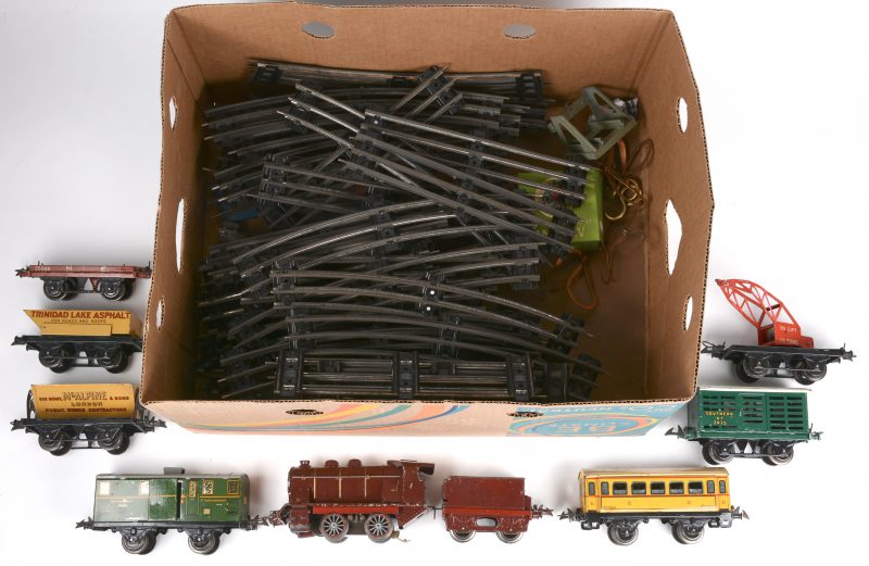 Een groot aantal oude metalen sporen met bijpassende trein met zeven wagons. Gebruikssporen.