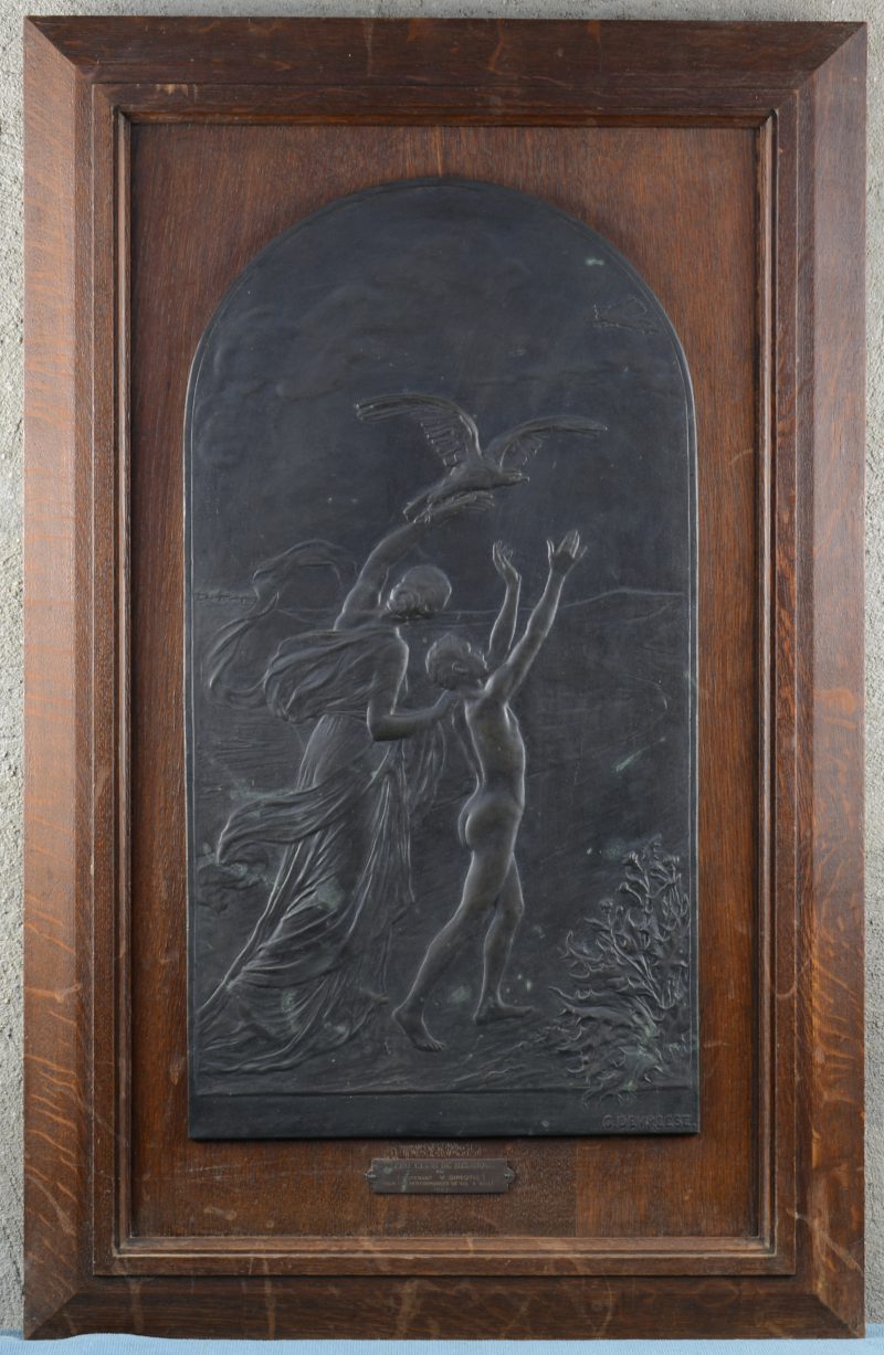 Een bronzen plaquette in houten kader, in 1923 geschonken door de Aero-club de Belgique.