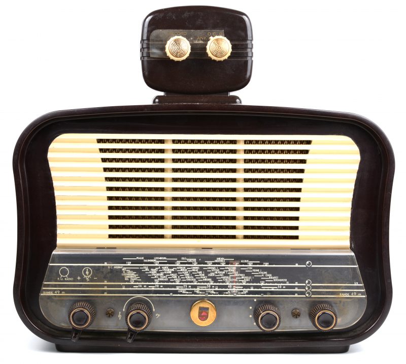 Een oude radio in bakelieten kast met anti-storingskastje.