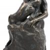 “De kus”. Een groep van gegoten en zwartgepatineerd composiet naar een werk van Rodin.