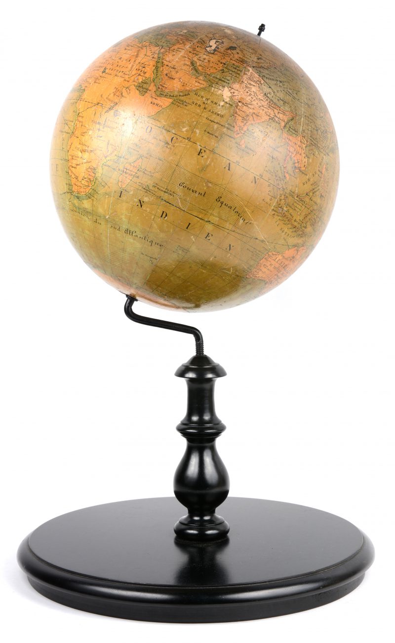 Een XIXe eeuwse globe op recent houten statief.