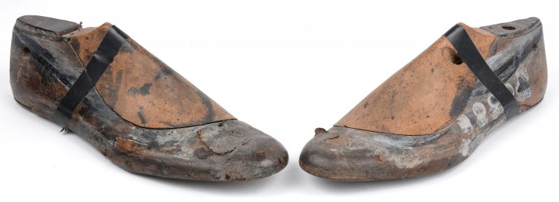 Een paar antieke schoenvormen.