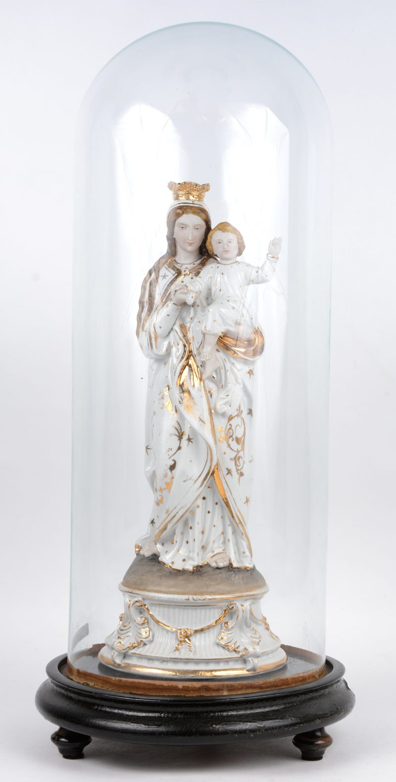 Een Madonna met kind van meerkleurig en verguld porselein. Onder stolp.