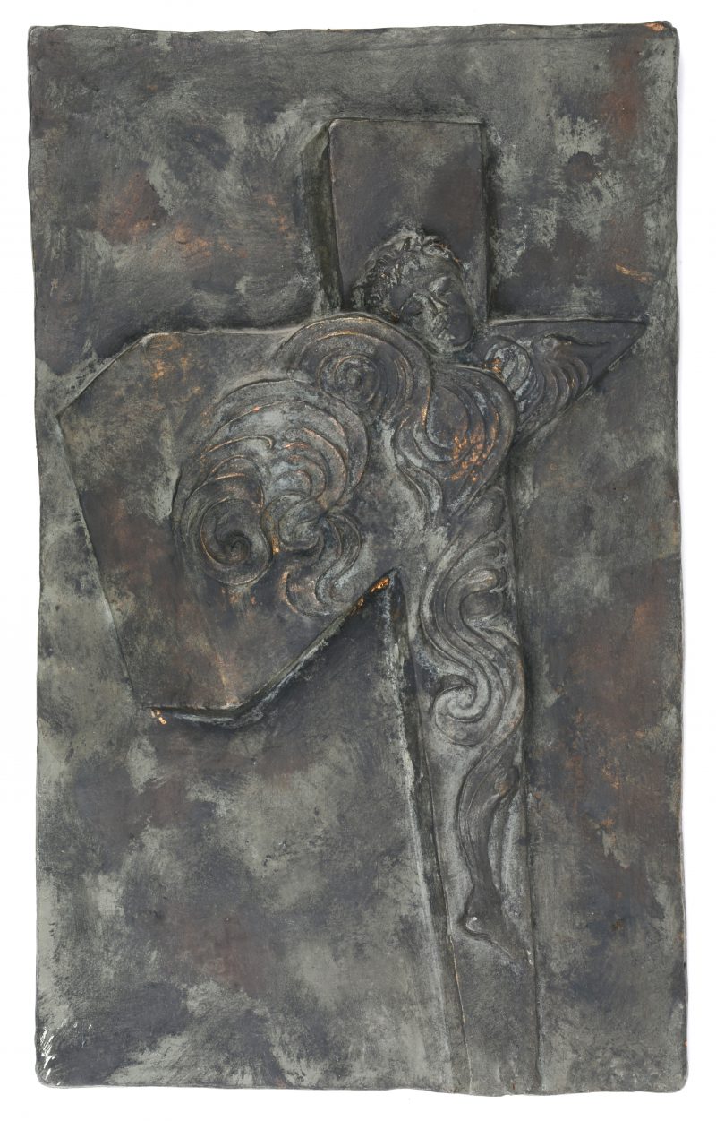 “Moderne Christus”. Een terracotta bas-reliëf met bronskleurig patina. Zonder signatuur.