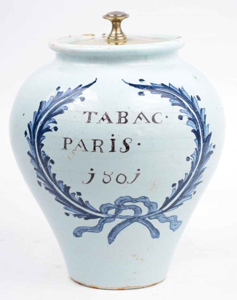 Een aardewerken tabakspot. Parijs 1801. Met messingen deksel.