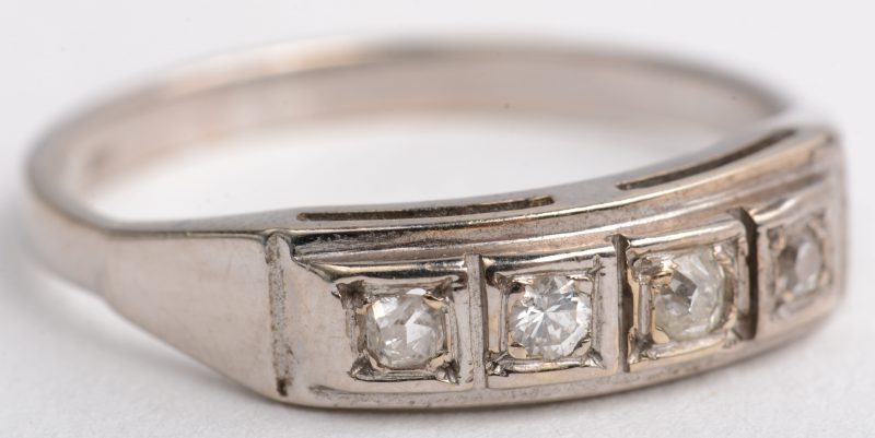 Een 14 K witgouden ring bezet met diamanten oude slijp met een gezamenlijk gewicht van +- 0,12 ct.