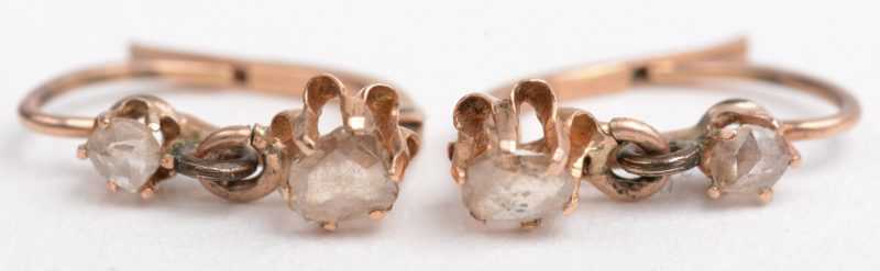 Een paar 18 K geelgouden oorbellen bezet met diamanten oude slijp met een gezamenlijk gewicht van +- 0,20 ct.