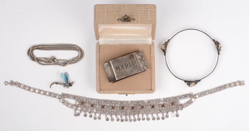 Een halssnoer, ketting, broche en armband bezet met parels van zilver. We voegen er een ceintuur met naam Maria in originele doos aan toe.