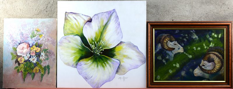“Rammen”; “Lelie” & “Bloemenstilleven”. Drie olieverfschilderijen, waarbij de eerste twee op paneel en één op doek. De eerste twee gesigneerd.