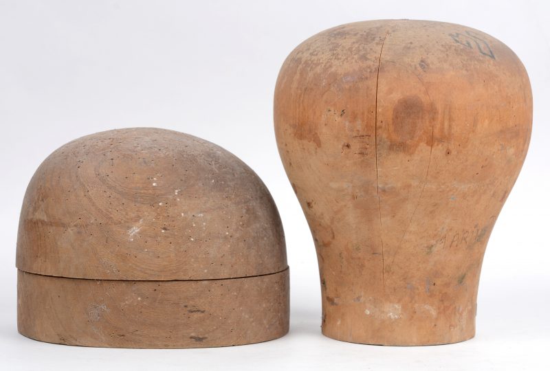 Twee antieke houten hoedenvormen.