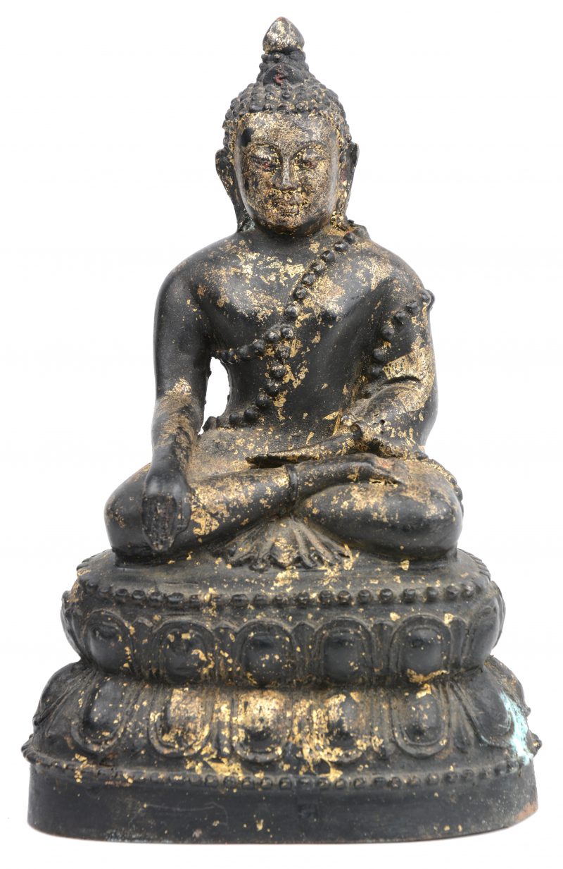 Een zittende Thaise Boeddha met sporen van verguldsel.