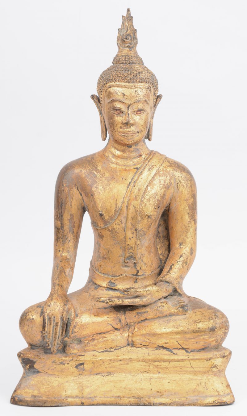 Een antieke Thaise Boeddha, met bladgoud verguld.