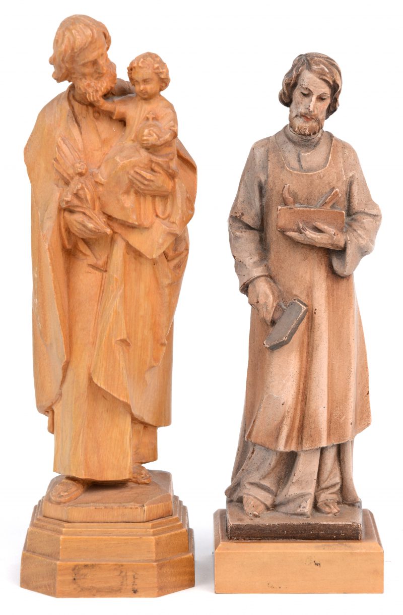 Twee gesneden houten Sint Jozefsbeeldjes.