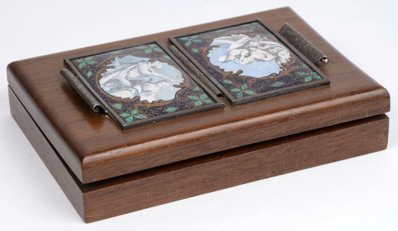 Een houten kaartendoosje met plaquettes in emaux de Limoges.