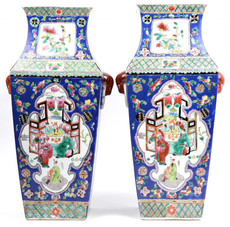 Een paar vierkante vazen van Chinees porselein, versierd met een decor van personages, bloemen en paradijsvogels. Volksrepubliek China.