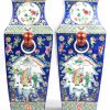 Een paar vierkante vazen van Chinees porselein, versierd met een decor van personages, bloemen en paradijsvogels. Volksrepubliek China.